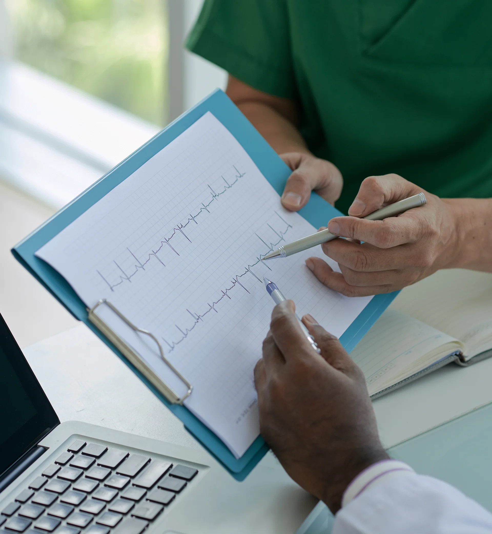Primer plà del resultat imprès d'un electrocardiograma que s'està revisant.