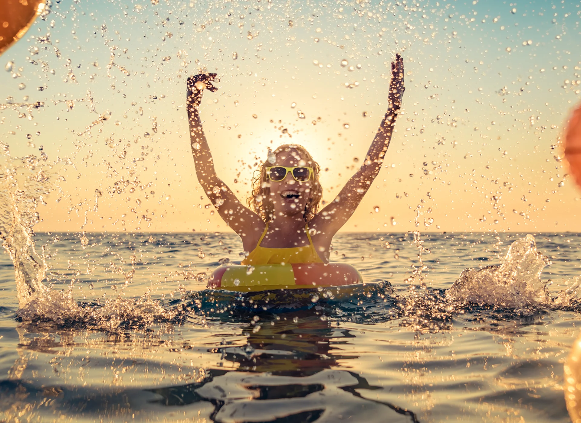 Imagen de una bañista en el agua del mar.