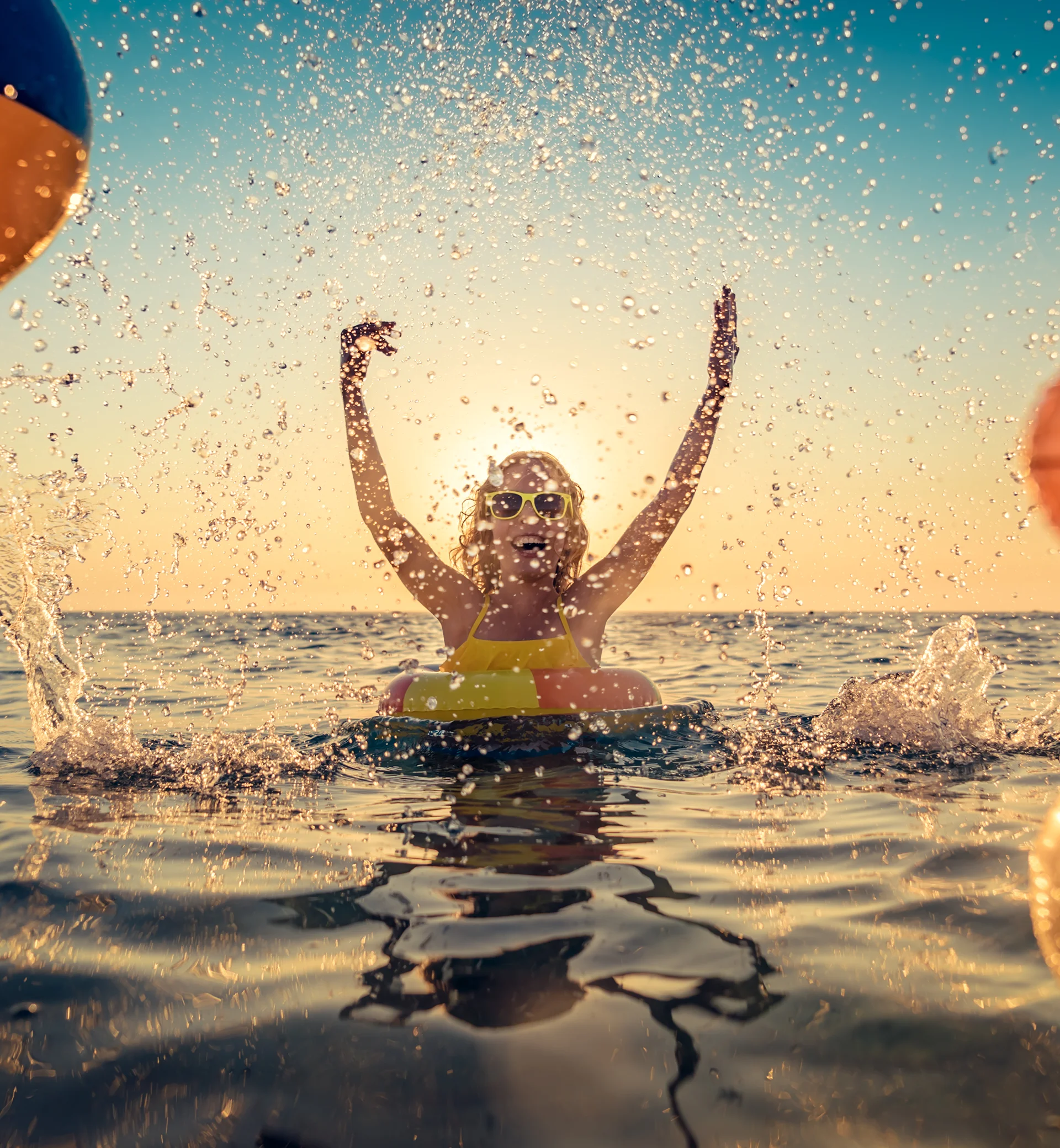 Imagen de una bañista en el agua del mar.
