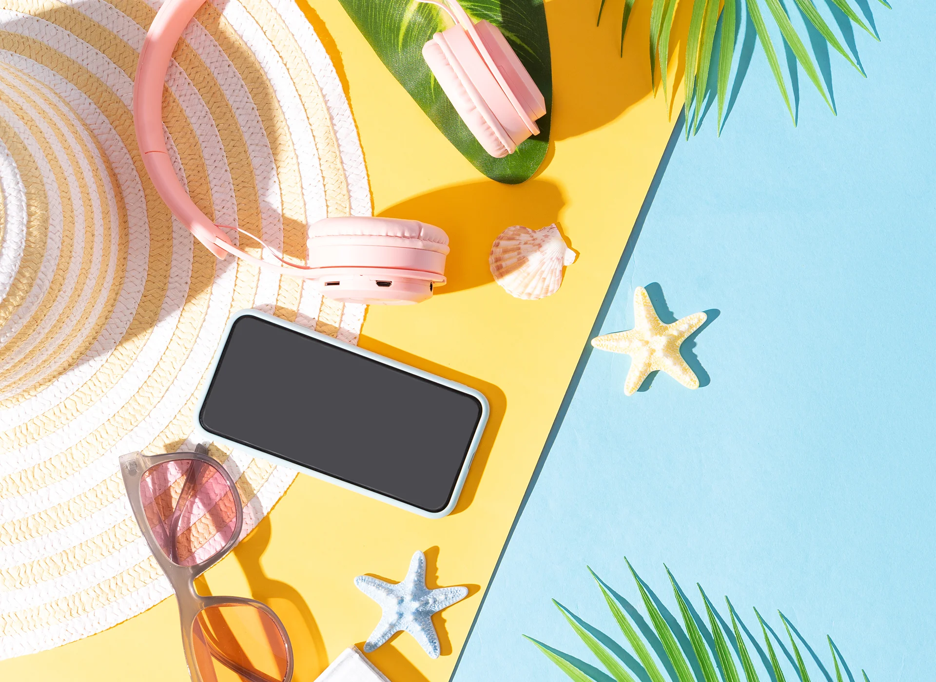 Imatge de fons d'un telèfon mòbil amb diferents estris i objectes estiuencs i de platja.